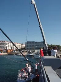 L'ACHERON aide au remâtage de deux voiliers
