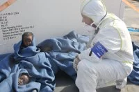 Un membre d'équipage du Cdt Bouan assiste des naufragés