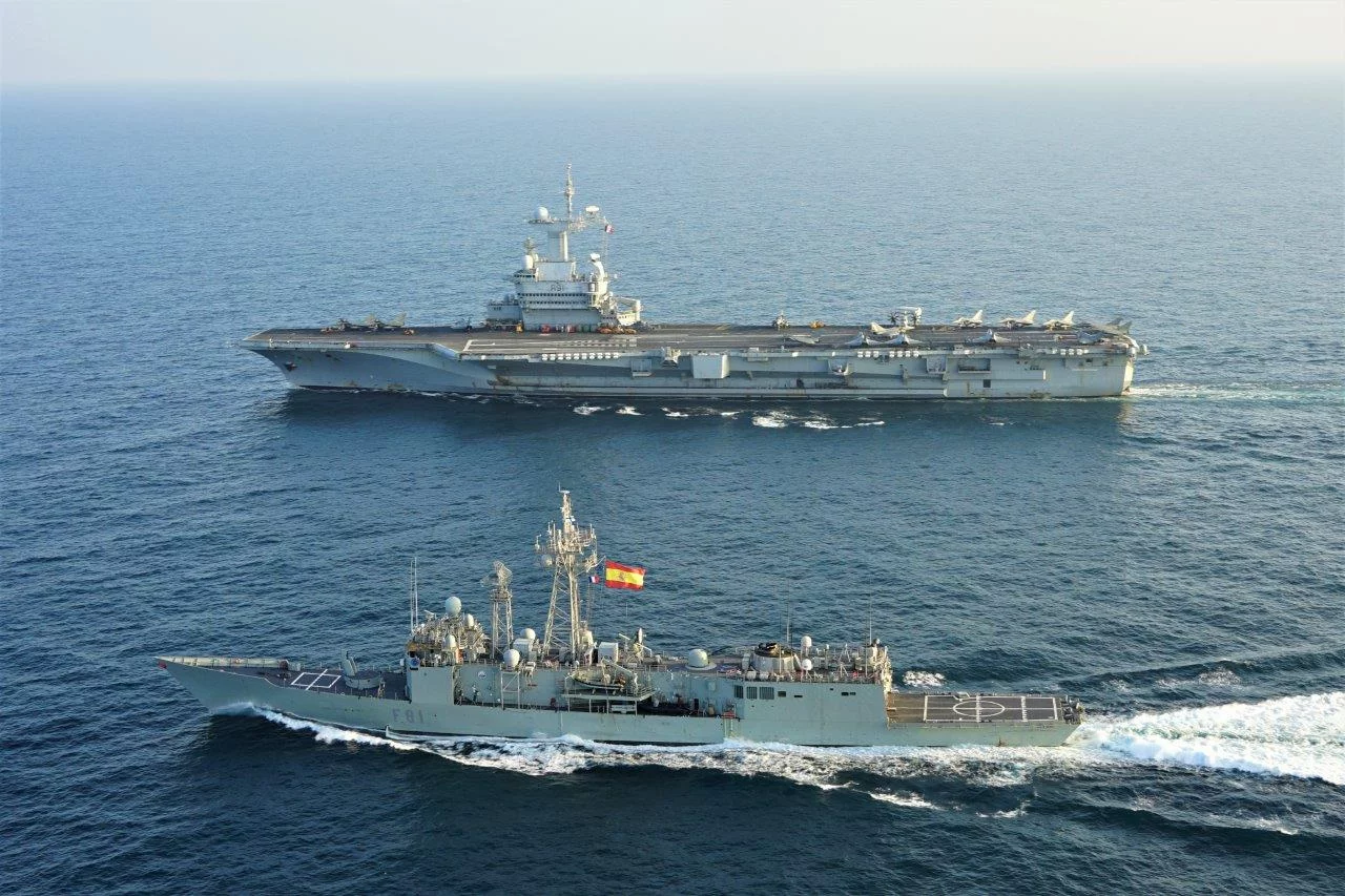 Le porte-avions Charles de Gaulle et la frégate espagnole Santa Maria