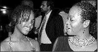 La directrice du protocole, Sandra Grant-Griffiths, et sa fille Sara