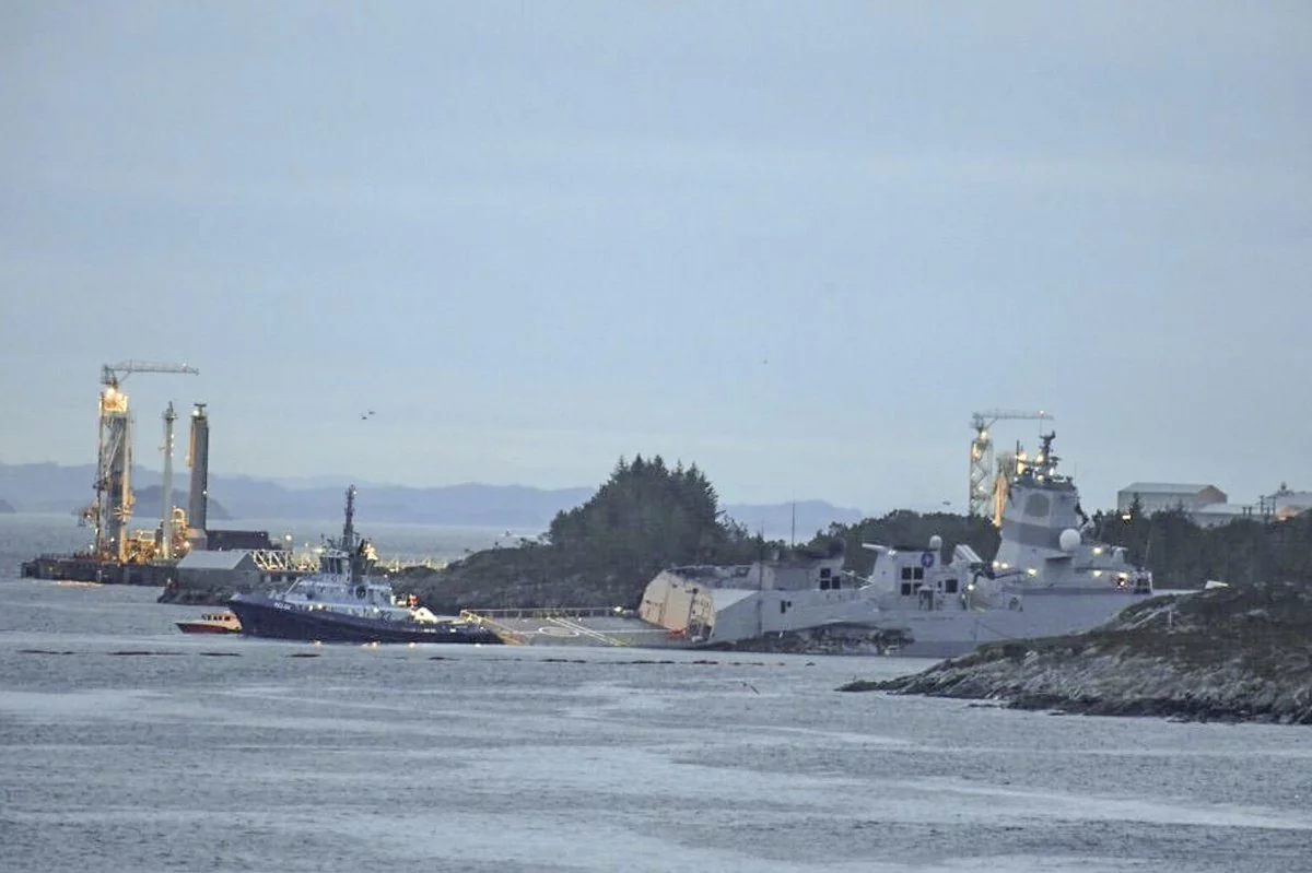 La frégate HNoMS Helge Ingstad échouée à la côte