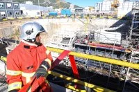 Un marin-pompier de Brest participe à la lutte contre l'incendie à bord de la Perle