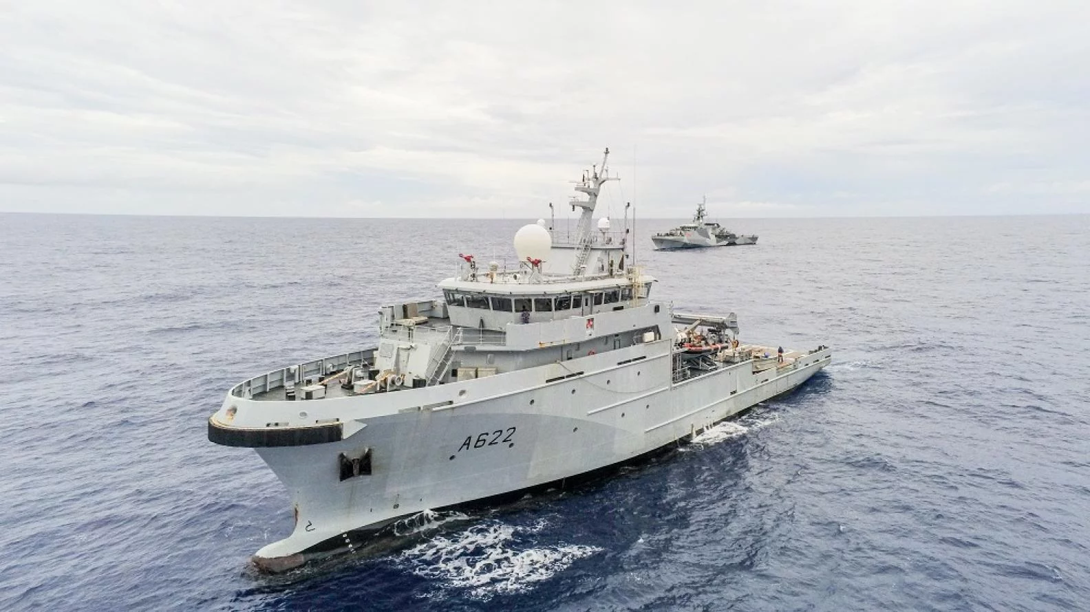 Le Bougainville conduit divers exercices avec le patrouilleur anglais Tamar