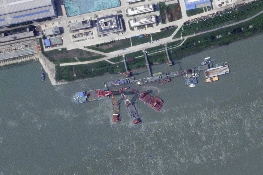 Image satellite montrant les grues tentant de renflouer le sous-marin de la classe Zhou