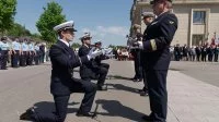 Trois nouveaux pilotes reçoivent leur sabre d'officier