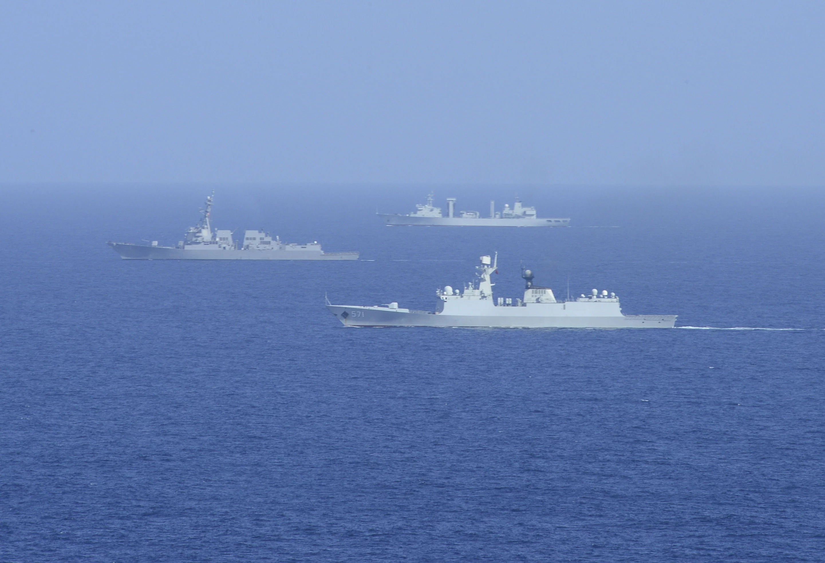 Le destroyer USS Strerett et 2 navires chinois