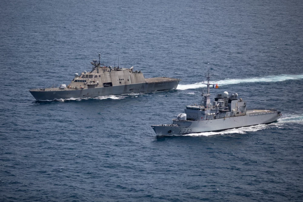 Le patrouilleur USS Sioux City de l'US Navy et la frégate Germinal