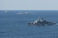 La frégate canadienne St. John’s et la frégate espagnole Almirante Juan de Borbon