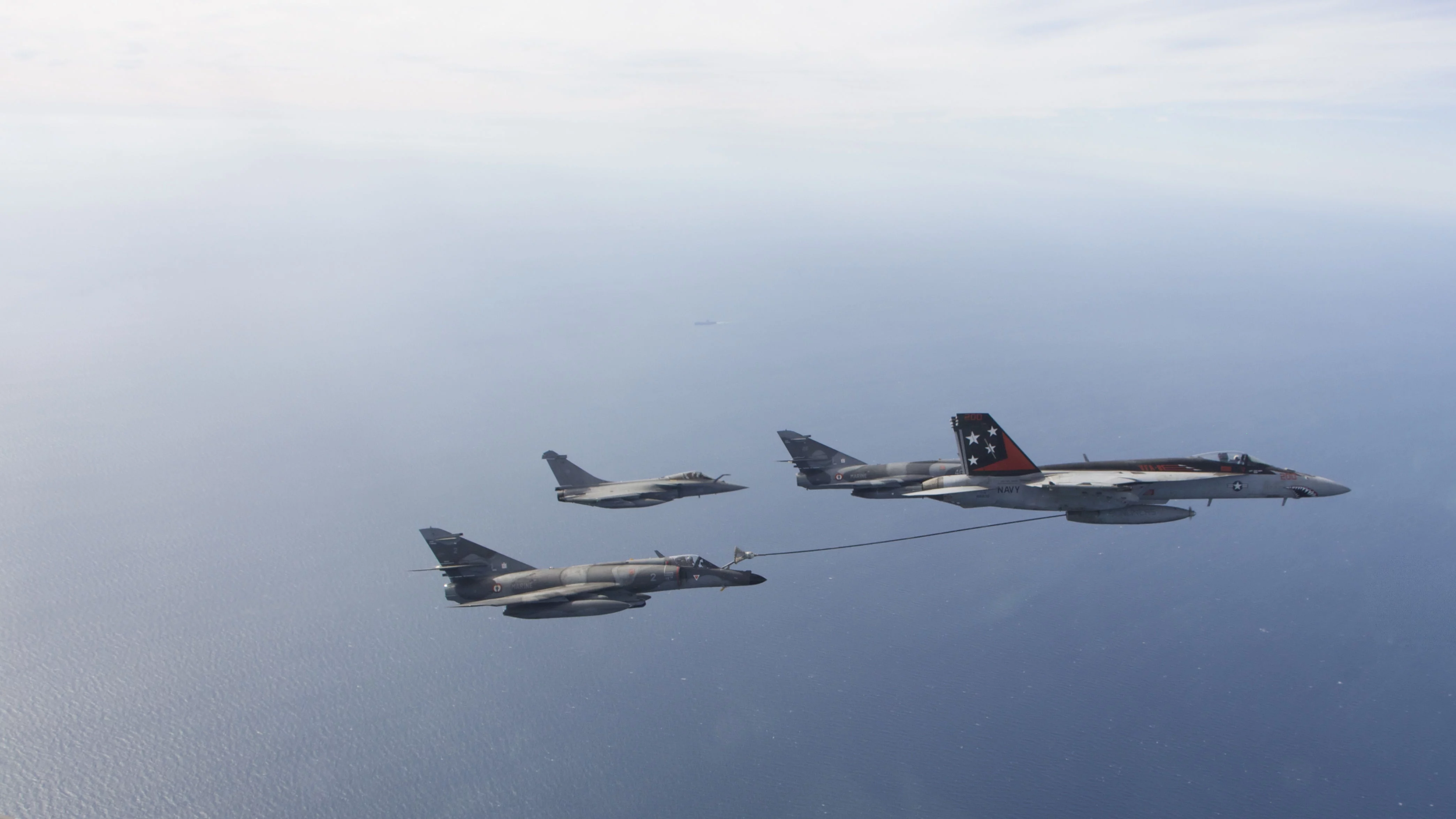 Un Rafale Marine du Charles de Gaulle se ravitaille auprès d'un F/A-18E Super Hornet de l'USS Carl Vinson