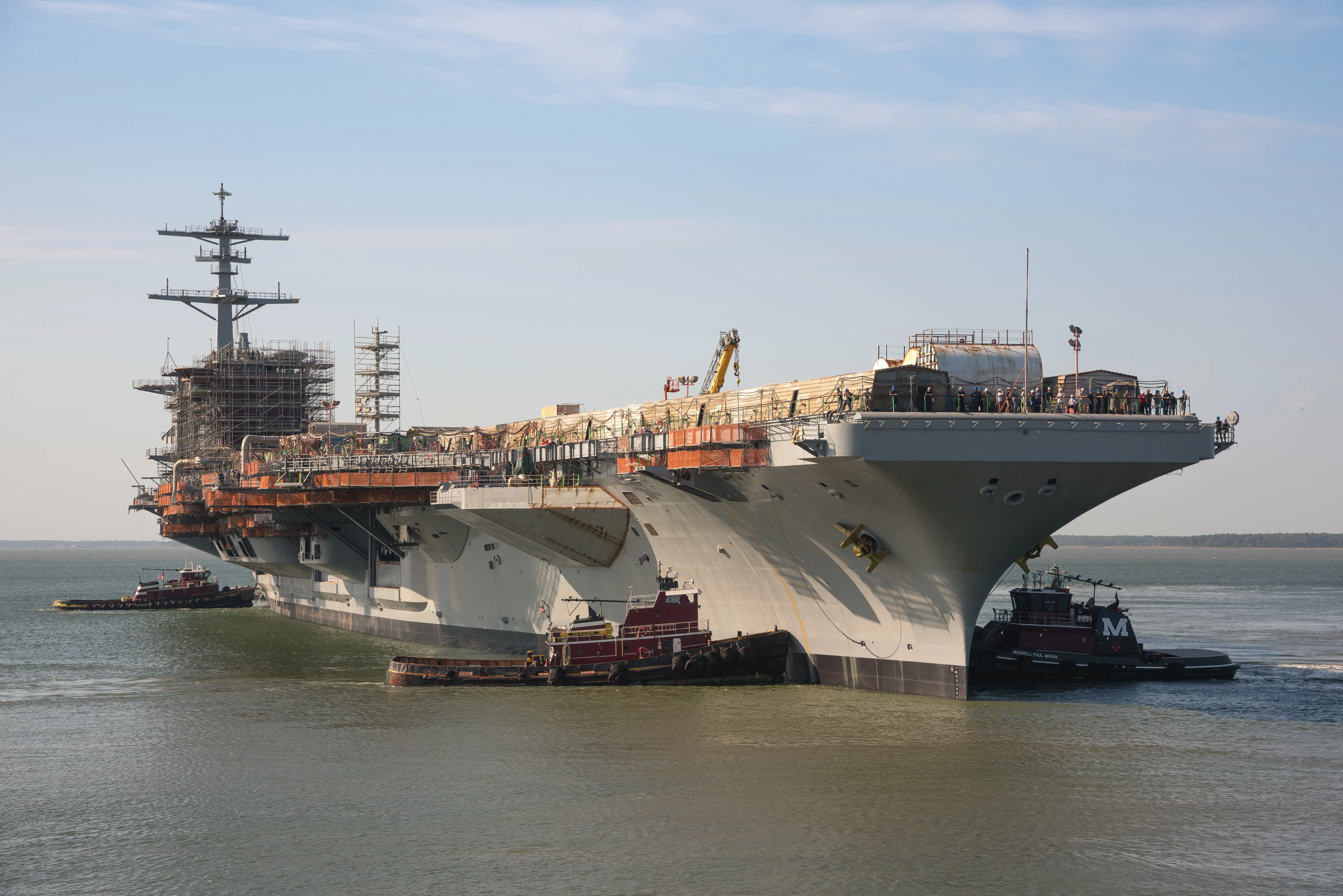Le porte-avions USS George Washington sort d'un bassin de Newport News