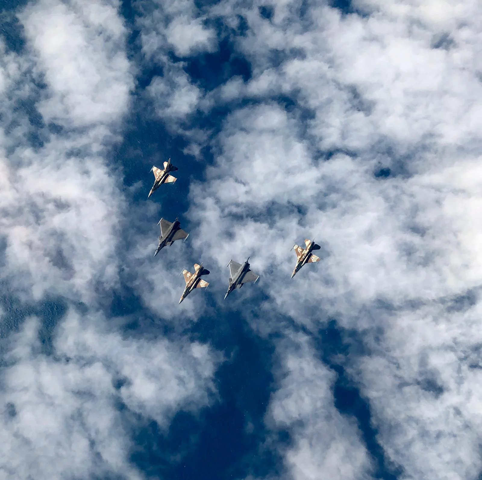 Les F-16 israéliens et les chasseurs français Dassault Rafale volent ensemble