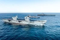 Le porte-aéronefs britannique HMS Prince of Wales (R 09), le Jacques Chevallier et le porte-avions américain USS George Washington