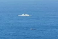 Une frégate de la marine nationale marque un sous-marin russe évoluant en surface au large de la Bretagne