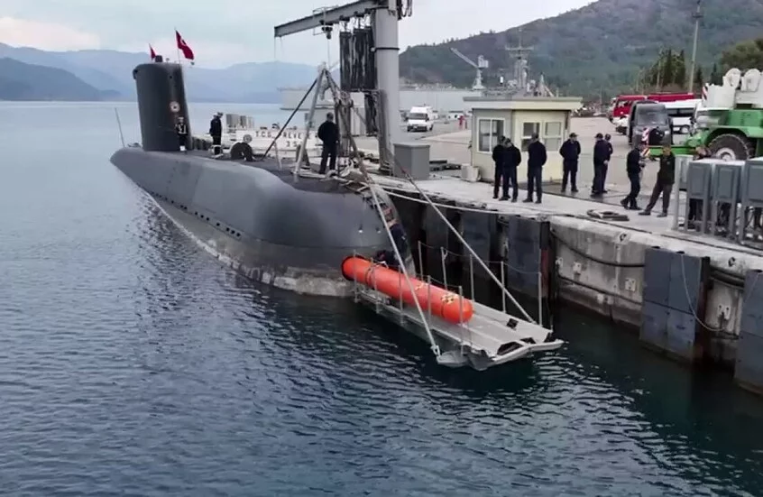 Un sous-marin turc embarque un conteneur lance-missile Atmaca