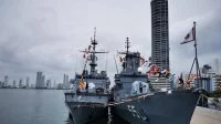 La frégate Ventôse dans le port de Carthagène des Indes (Colombie)