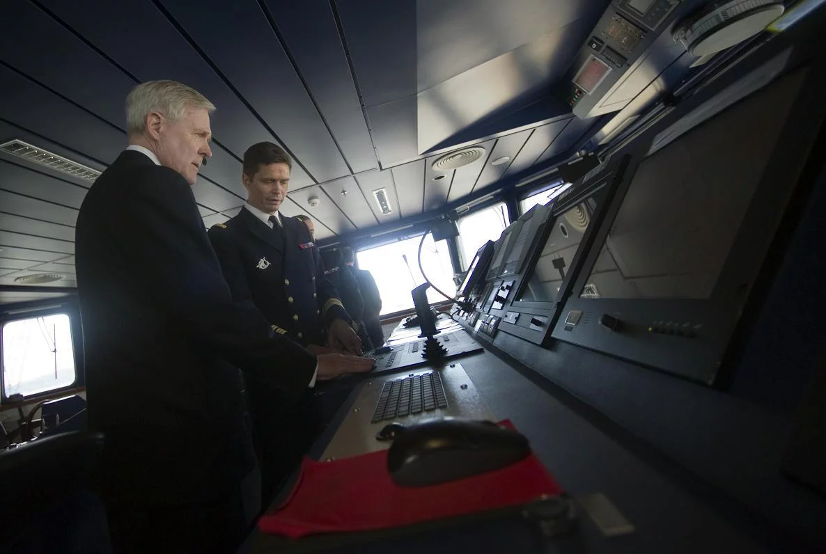 Le secrétaire américain à la Marine visite le Mistral