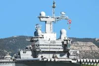 Le porte-avions Charles de Gaulle rentre de mer