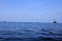 Le sous-marin Stary Oskol, et un remorqueur de haute-mer russe, escortés par la frégate britannique HMS Kent
