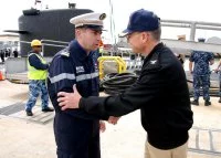 Le commandant de la Perle accueilli par le commandant de l'escadrille