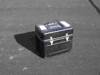 Modèle de valise métallique ayant disparu, portant la mention 