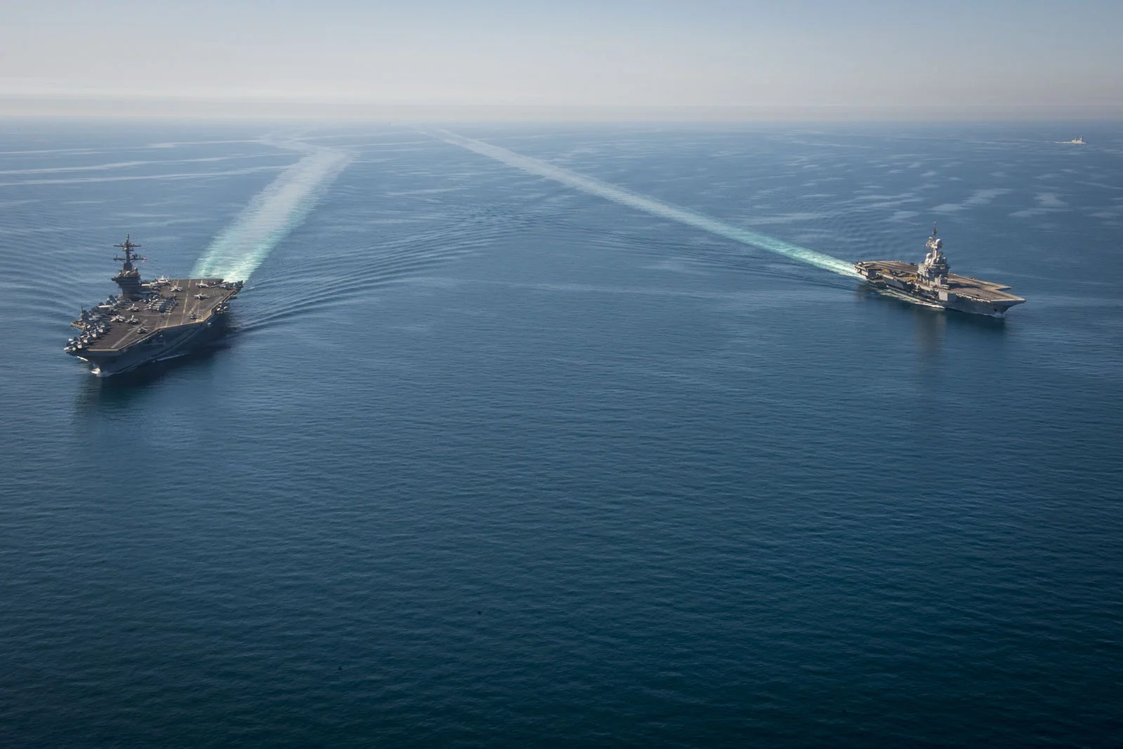 Porte-avions français et américain naviguent côte à côte