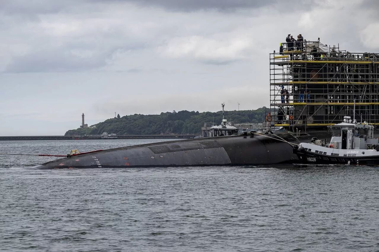 Le sous-marin lanceur d’engins (SNLE) « Le Vigilant » traverse la rade de Brest