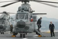 Le ministre de la défense descend de l'hélicoptère