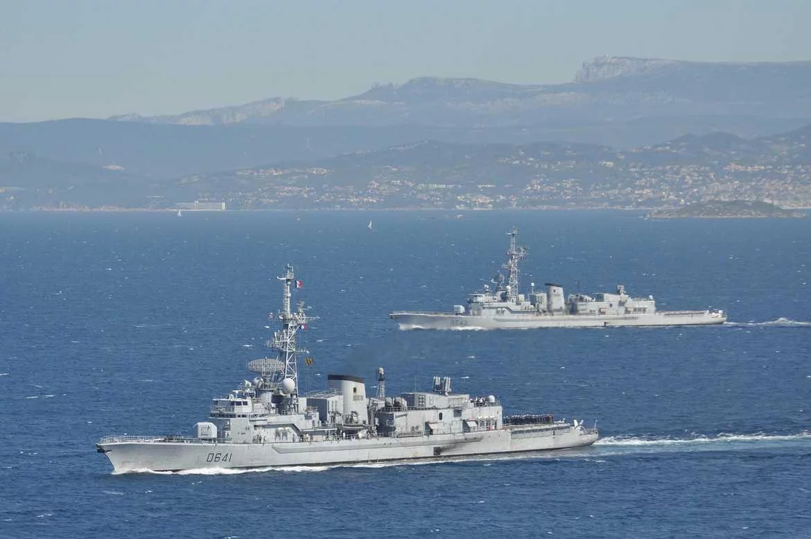 Les frégates Dupleix et Montcalm naviguent de concert