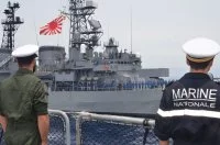 La frégate Vendémiaire salue une frégate japonaise