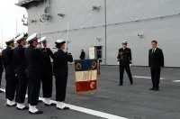 Le drapeau de l'Ecole Navale rend les honneurs au président de la République