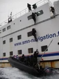 Assaut du ferry assurant la liaison Groix-Lorient