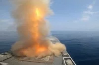 Une frégate FREMM de la Marine nationale tire un missile sol-air Aster lors de l’interception de trois missiles balistiques lancés depuis le Yémen le 21 mars 2024.