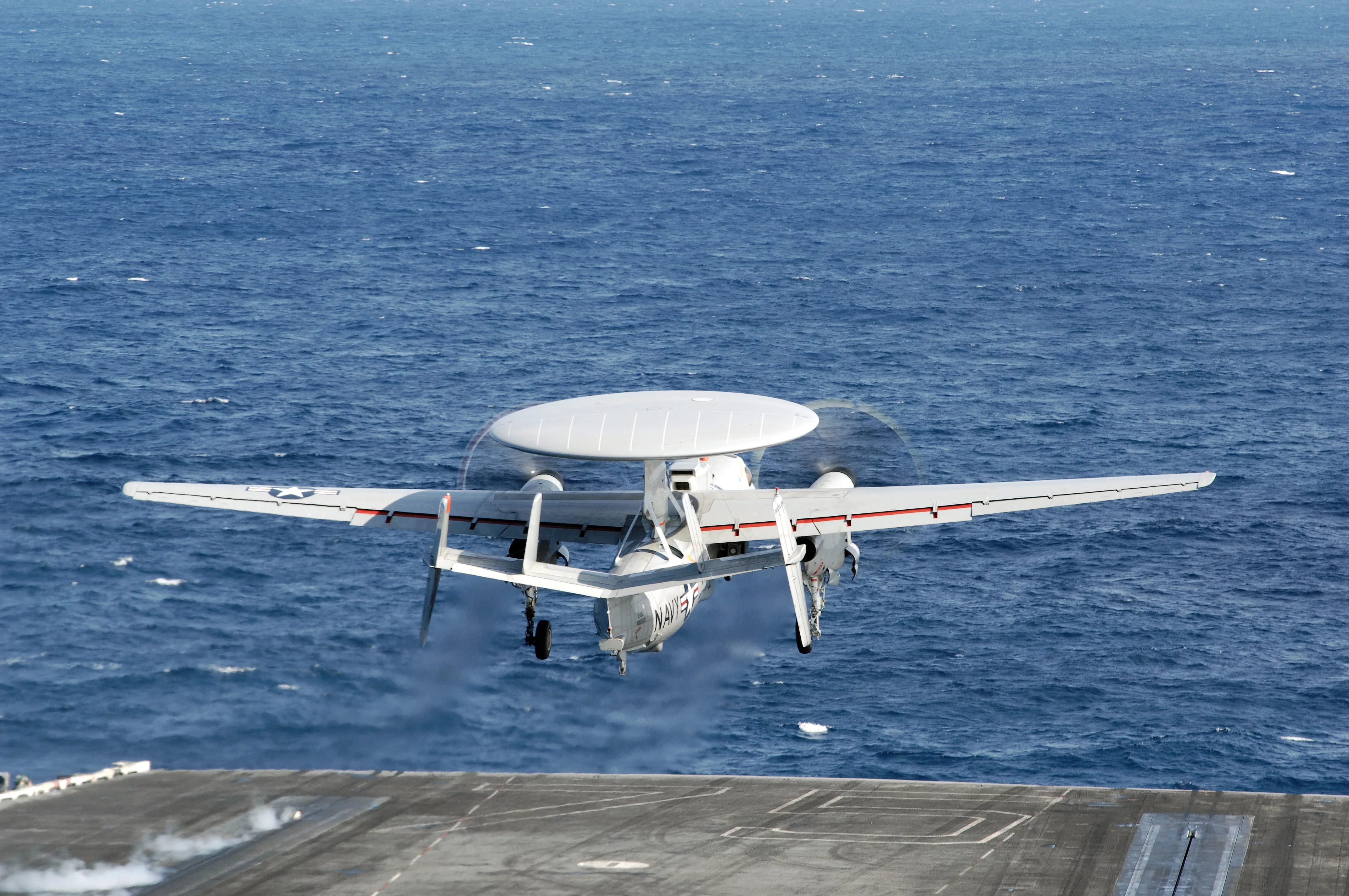 Un Hawkeye E-2D Advanced décolle d'un porte-avions américain