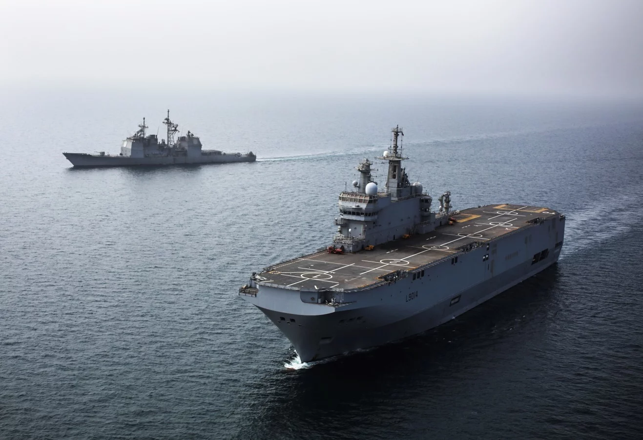 Le BPC Tonnerre et le croiseur lance-missiles USS Monterey 