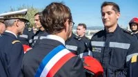 M. Arnaud Drouot, adjoint au maire de Marseille remet son casque rouge à un élève officier