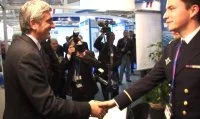Le ministre de la défense salue un des élèves de l'Ecole