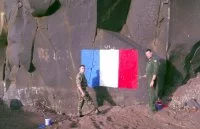 Marques de souveraineté française sur les îlots Matthew et Hunter