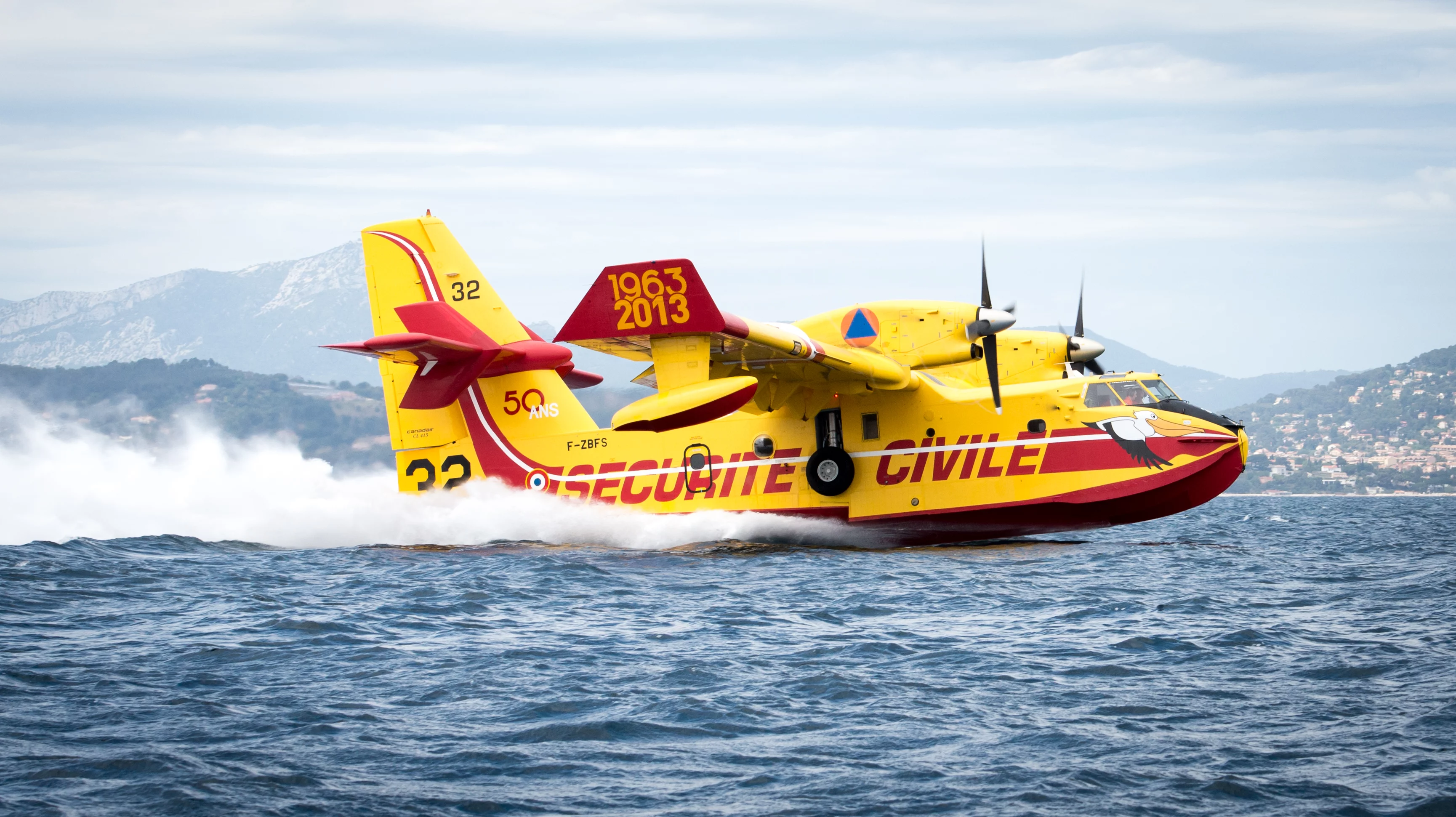 Un Canadair en cours d'écopage au large de Hyères