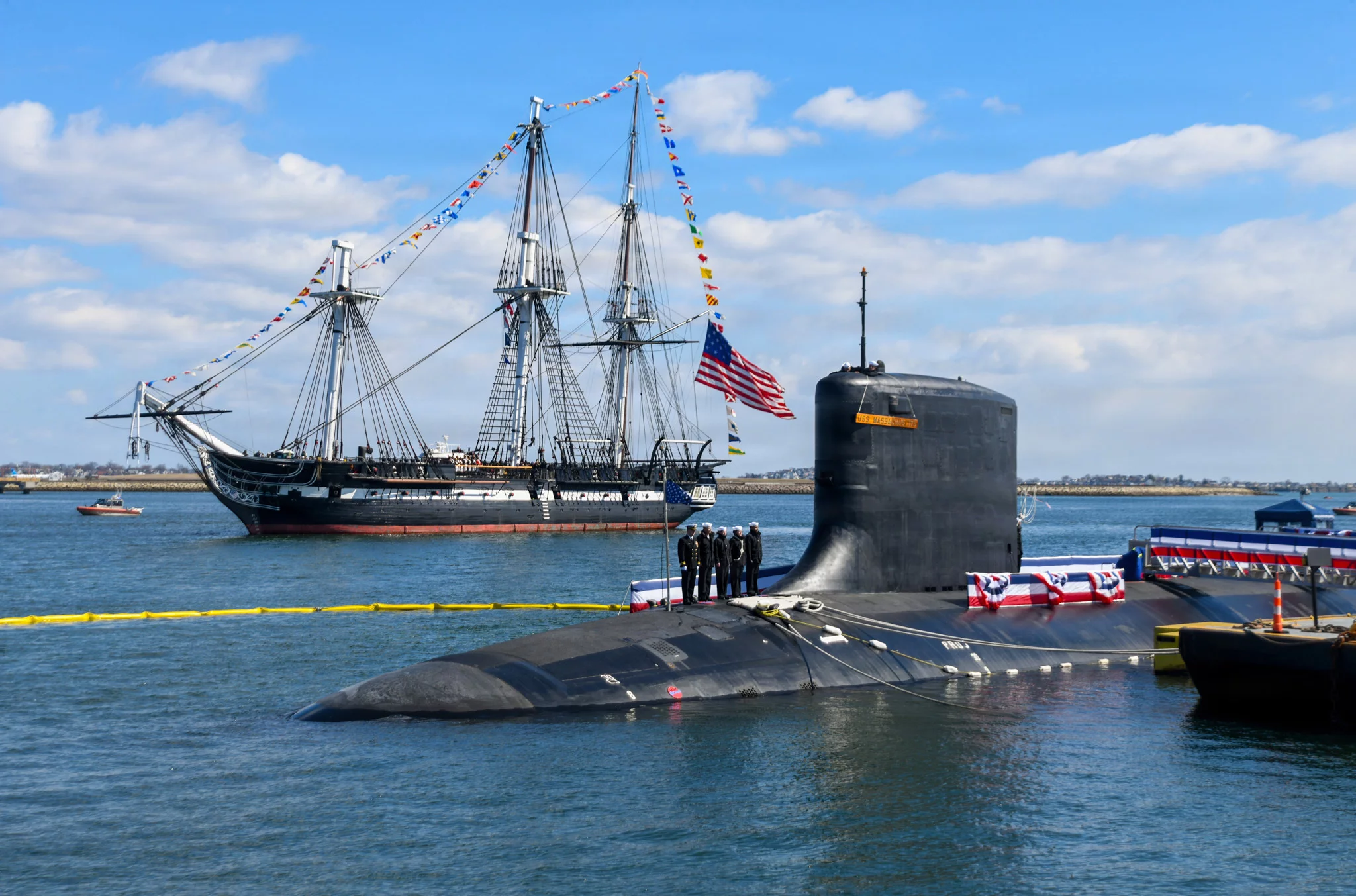 Le sous-marin USS Massachusetts et le voilier USS Constitution