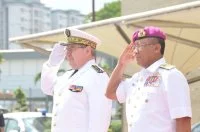 L'amiral Bernard Rogel et son homologue malaisien, l'amiral Aziz bin Jaafar