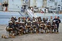 Des commandos libanais devant la frégate Jean de Vienne