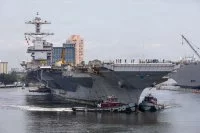 Le porte-avions USS Gerald R. Ford arrive au chantier naval de Norfolk (Virginie)