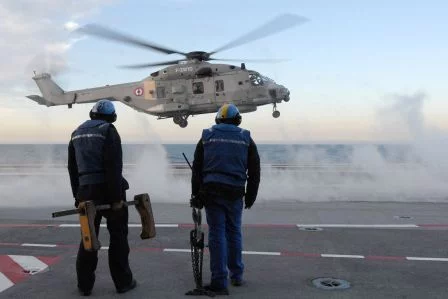 Le NH 90 s’entraîne sur le porte-avions
