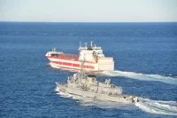 La frégate Latouche-Tréville escorte un navire affrété