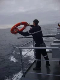 « Homme à la mer sur tribord ! »