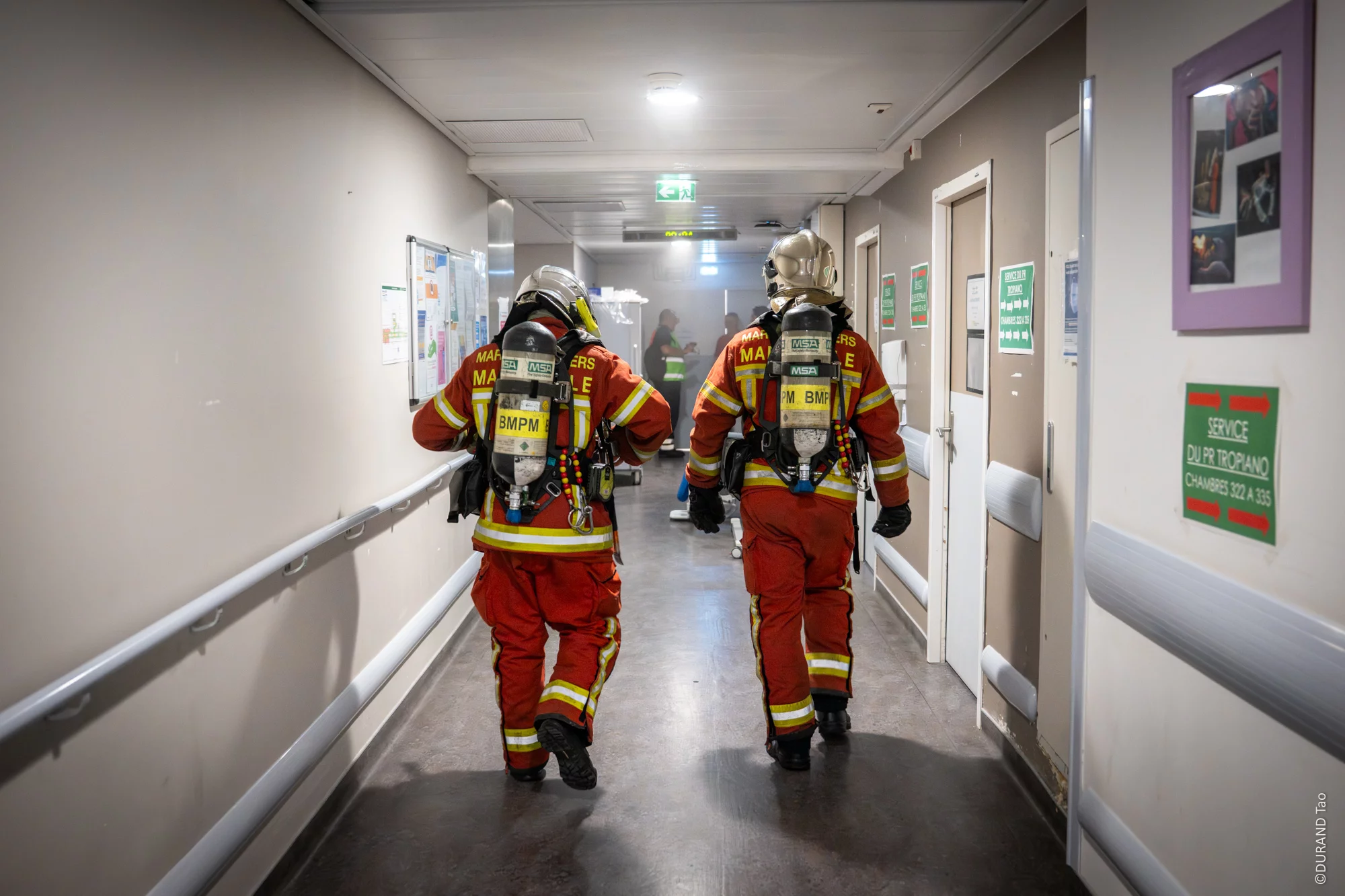 Des marins-pompiers de Marseille effectuent une ronde au sein de l'hôpital de la Timone