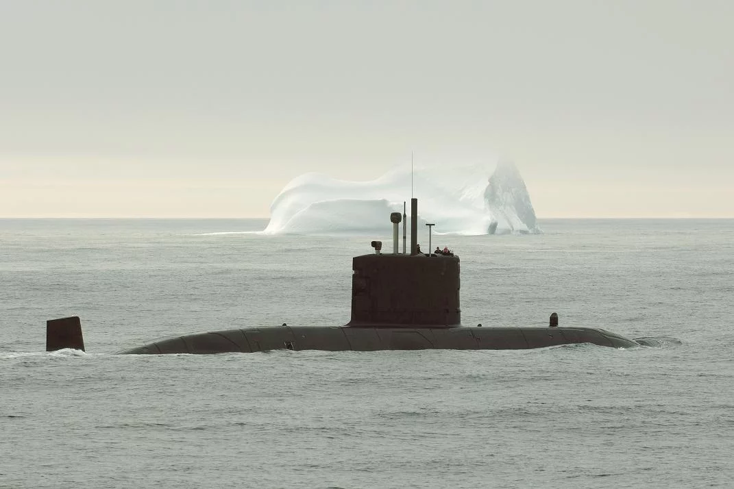 Le NCSM Corner Brook passe devant un iceberg au cours de l'opération Nonook 07
