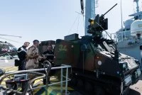 Le contre-amiral Didier Piaton se fait présenter le matériel de l'armée de terre embarqué sur le Mistral