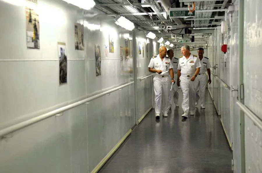 L’amiral Roughead, CNO, dans une coursive du BPC Tonnerre