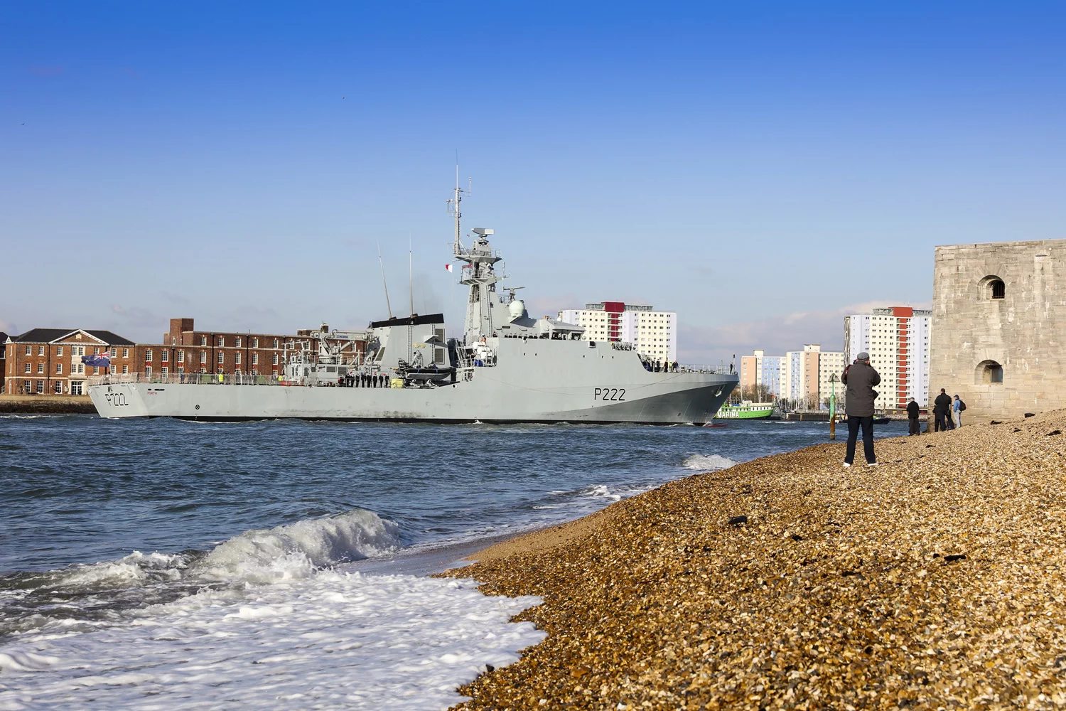 Le patrouilleur HMS Forth arrive à Portsmouth